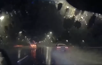 國道打水漂第一視角！駕駛雨天失控打滑 網嚇：槽化線救了你