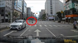 停个红灯都比别人精彩　驾驶傻眼画面PO网