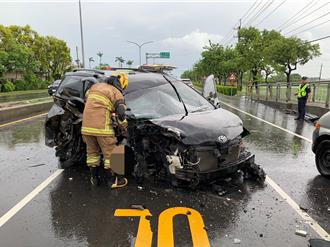 嘉義一家4口台南自撞橋墩 媽媽、兒子骨折送醫