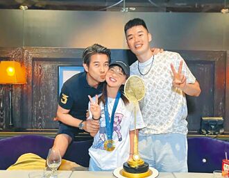 謝承均手摟王齊麟 親陳詩媛慶功