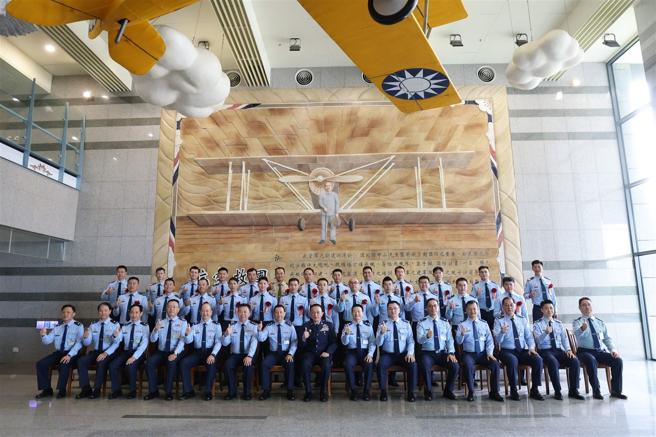 空軍司令劉任遠上將率重要幹部與獲獎官兵合影。（記者黃迪明攝）