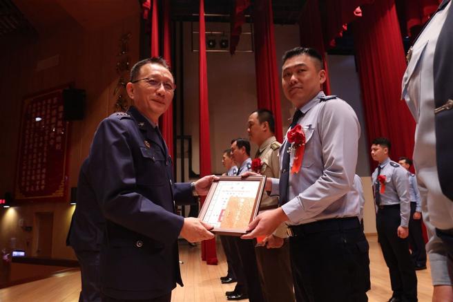 空軍司令劉任遠上將頒獎表揚績優楷模，勉勵持續砥礪自我，貢獻空軍。
（記者黃迪明攝）