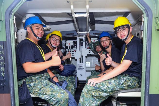 「憲兵鐵衛戰鬥營」在福西營區實施雲豹八輪甲車試乘課程。（記者簡廷哲攝）