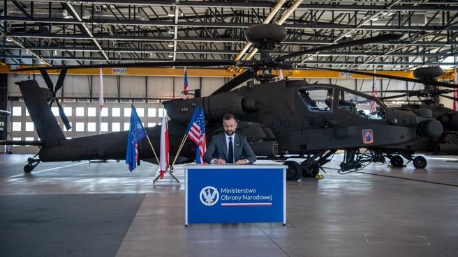 波兰防长柯席尼亚克─卡密希在驻欧美军基地签署AH-64E採购合约。
（取自波兰国防部「X」帐号）