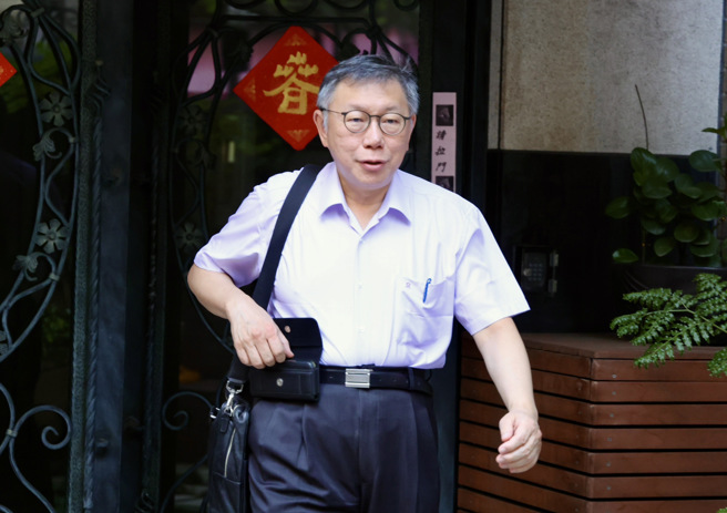 民眾党主席柯文哲15日早上七点多出门并回应政治献金案疑云。（姚志平摄）