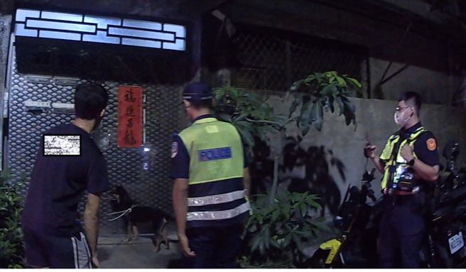 「黑妞」在马路上四处徘徊，男大生超忧心，幸遇暖警救援助返家。（翻摄画面）