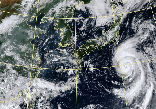 安比將增強為中度颱風，明、後天影響日本時強度達巔峰。（中央氣象署提供）