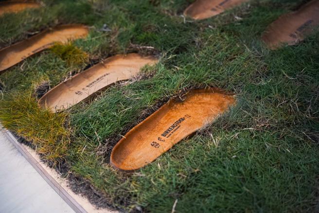 展覽現場佈置不同尺寸的鞋床，提供觀展者體驗。（勃肯提供）