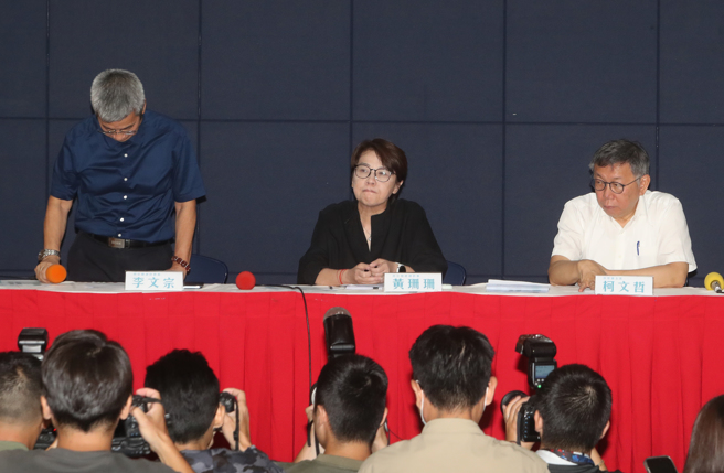 圖片由左至右分別為時任競總財務長李文宗、時任競總總幹事黃珊珊、民眾黨主席柯文哲。（資料照，劉宗龍攝）