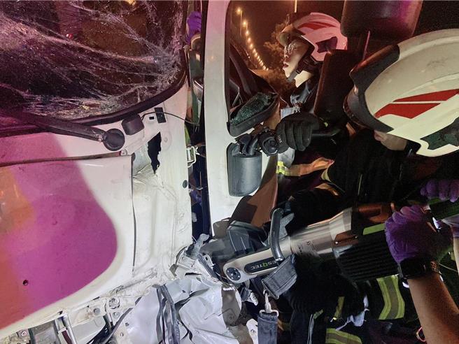 中山高速公路南下彰化路段15日凌晨发生大货车事故，消防员抢救受困的驾驶。（民眾提供／孙英哲彰化传真）