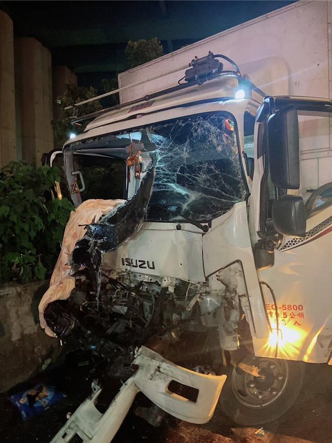 中山高速公路南下彰化路段15日凌晨发生大货车事故，消防员抢救受困的驾驶。（民眾提供／孙英哲彰化传真）