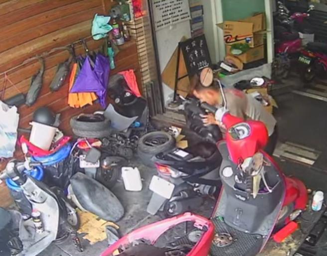 机车行师傅修车惊见「人头」，厘清真相后破口大骂。（翻摄记者爆料网）
