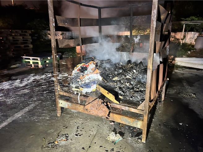 高市府环保局14日夜间连续接获多起燃烧异味的陈情，影响范围涵盖大社及楠梓等区，经派员查察，发现大社区一处私人停车场内有露天燃烧废弃物情事。（高市府环保局提供／洪浩轩高雄传真）