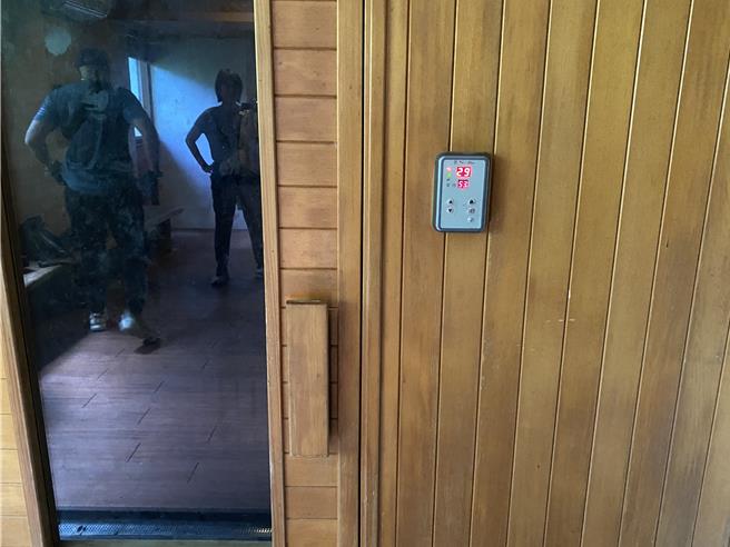 警方于民宿中四处搜索时，发现小木屋内的三温暖却正在运作，入内发现烘炉设备上，正在乾燥烘制大麻叶。（翻摄照片／洪靖宜高雄传真）