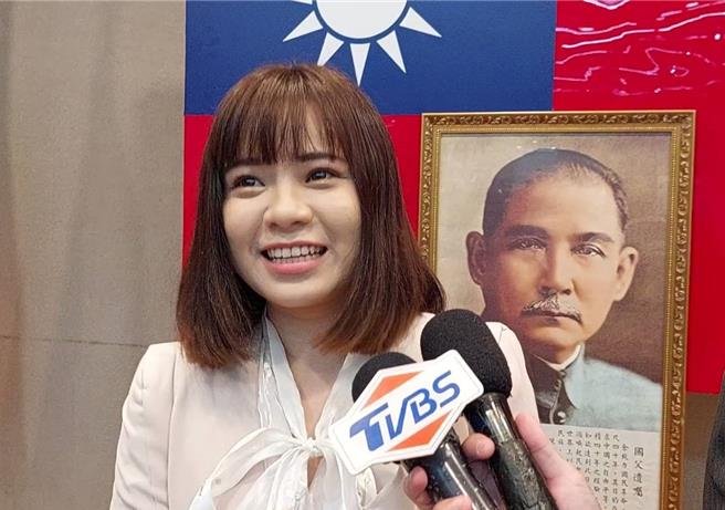 新任新北市新闻局长李利贞今（15）日宣誓就职，面对绿营质疑她无公务体系行政经验，人事任命是为「洗经歷」，作为2026年竞选新北市议员的跳板，她回应，为公眾服务有很多种方式，这个职位就是她选择为公眾服务的方式。（陈慰慈摄）