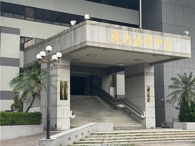 台中地检署查办九州娱乐城打手基地案发现集团委任的王姓律师疑涉泄密，14日发动搜索将人带回，检方侦讯后认王涉泄密罪，命王30万元交保候传，全案将持续追查侦办。（本报资料照片）