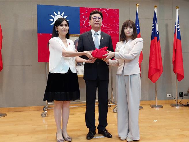 新北市政府今（15）日举办新卸任新闻局长交接典礼，新北市副市长刘和然（中）出席致词对卸任新闻局长张爱晶（左）表达感谢，并相信新任29岁的新闻局长李利贞（右），能挺过外界质疑声浪。（陈慰慈摄）