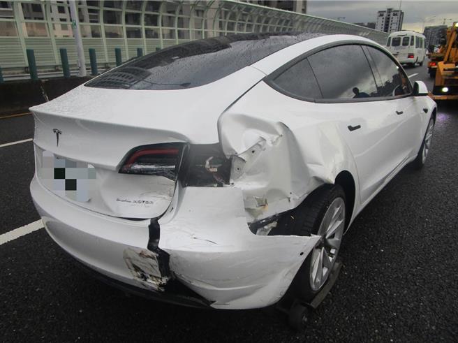 台中北屯區台74線快速道路日前在東行24.4K處1輛休旅車疑因暴雨視線不清，不慎追撞前方準備下匝道的特斯拉。（中市警五分局提供／馮惠宜台中傳真）