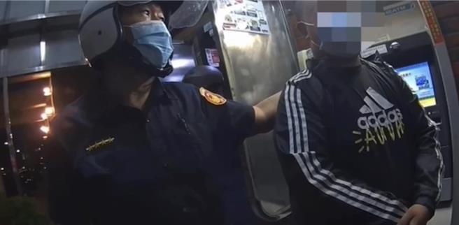 高雄市仁武分局大社分驻所员警日前执行ATM签巡勤务，于大社区自强街某邮局ATM前发现20岁孙姓男子形迹可疑遂上前盘查，过程中员警见孙男神情紧张，且无法交代提款卡来源，当场识破车手身分。（警方提供／林雅惠高雄传真）