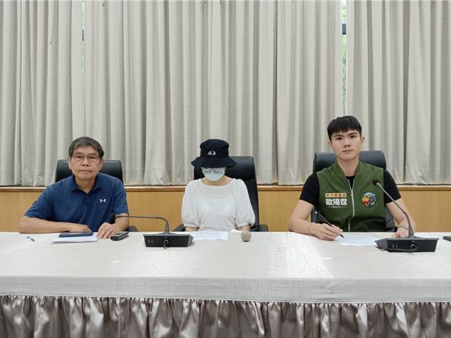 竹北某托婴中心涉不当对待婴孩，家长（中）15日开记者会泪诉事发过程，并认为还有其他婴孩受害。（邱立雅摄）