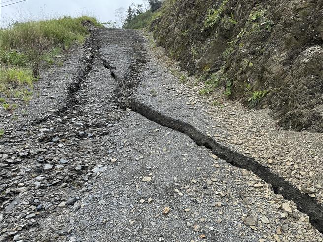 藤枝联外道路18k柔和桥在凯米颱风灾害轻微，但该路段上边坡由公所施设之高绕临时便道近日出现裂缝，林业保育署屏东分署考量该区为崩塌潜势区域，影响范围较大，且裂缝位移已达警戒值，加上近日可能有豪大雷雨，为维护民眾安全，该临时便道已紧急封闭禁止通行，藤枝游乐区也配合延长休园时间至8月31日止。（林业保育署屏东分署提供／林雅惠传真）