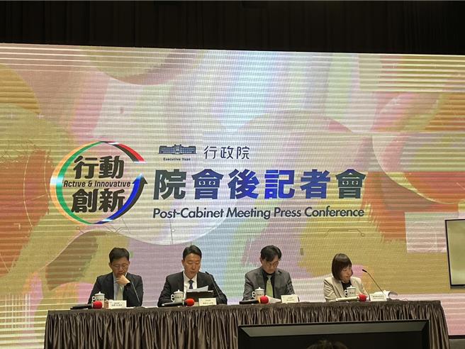 行政院发言人陈世凯承认「北部现在电力不足」，而「南电北送」或「中电北送」是现在的事实，但以全国角度来看供电足够，呼吁地方配合中央电力开发。（蔡雯如摄）