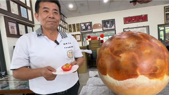 陳永聰爬山時撿回廢棄水塔，發揮巧思加工後做成巨無霸蛋黃酥裝置藝術品。（孫英哲攝）