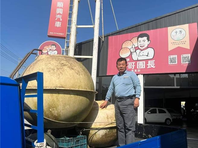 陳永聰爬山時撿回廢棄水塔，發揮巧思加工後做成巨無霸蛋黃酥裝置藝術品。（陳永聰提供／孫英哲彰化傳真）