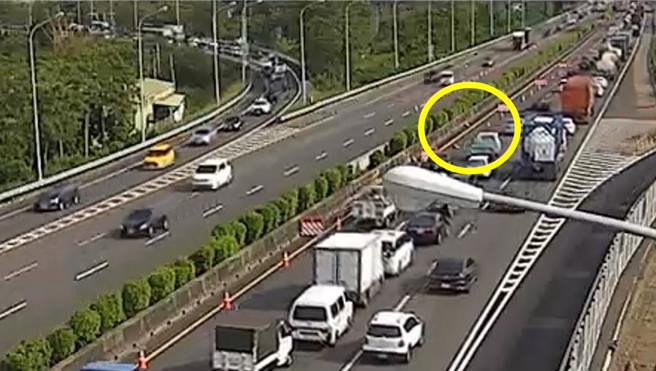 施工路段遭推倒并散落的交通锥。（高公局提供／蔡明亘台北传真）