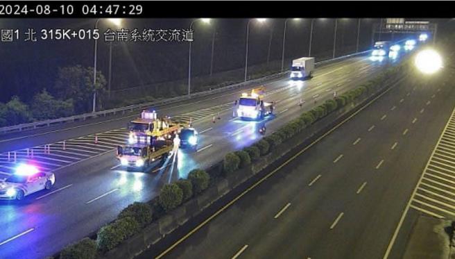 8月10日国道1号南向315公里处事故处理情形。（高公局提供／蔡明亘台北传真）