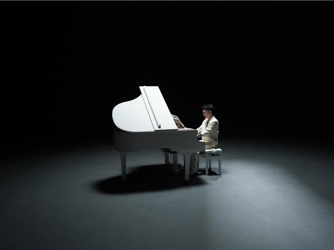 蕭秉治推出專輯先行曲〈愛是痛苦的總和〉。（相信音樂提供）