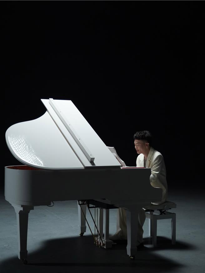 蕭秉治推出專輯先行曲〈愛是痛苦的總和〉。（相信音樂提供）