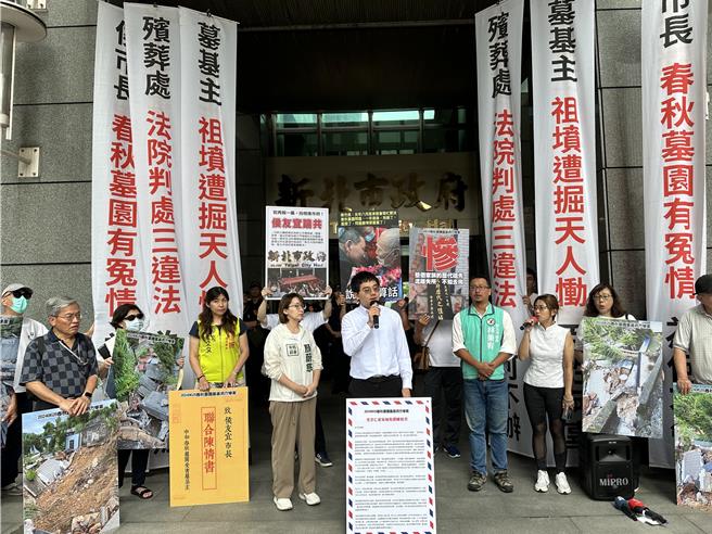 新北市中和區私立春秋墓園6月底發生的山坡地坍方，近50門墳墓遭土石掩埋，墓主痛心疾首。今（15）日上午在2位民進黨市議員陪同下，前來市府舉白布條陳情。（高鈞麟攝）