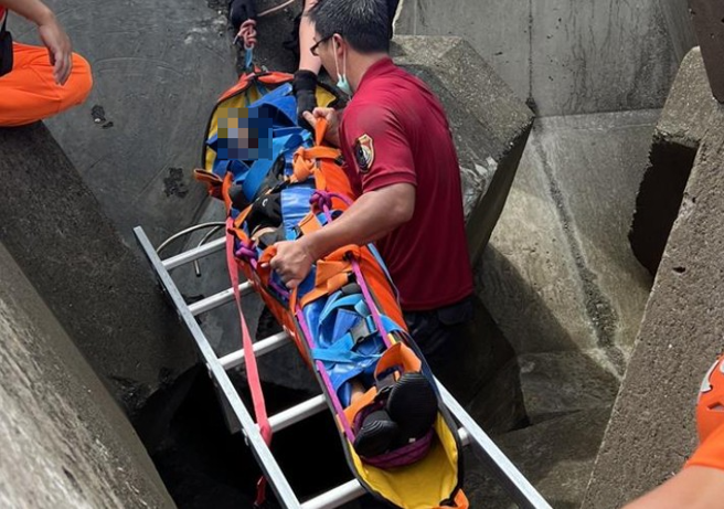1名女潜客被救起时已无呼吸心跳，送医急救。（屏东县消防局提供／罗琦文屏东传真）