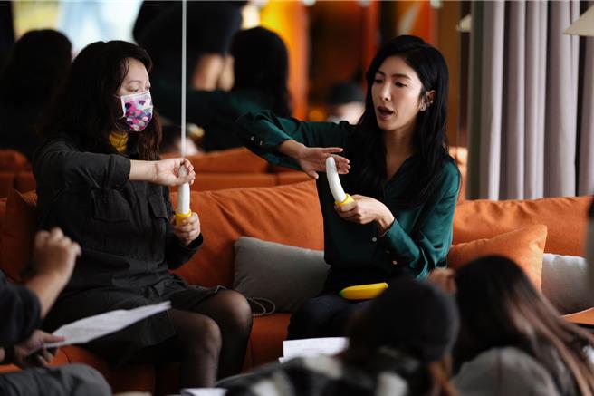 杨谨华与顾问性治疗师对谈吸取经验，老师拿「香蕉GG」示范害羞到爆。（壹壹影业提供）