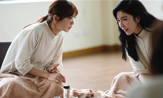 杨谨华（右）和Ella陈嘉桦为了「性福」使出浑身解数。（壹壹影业提供）