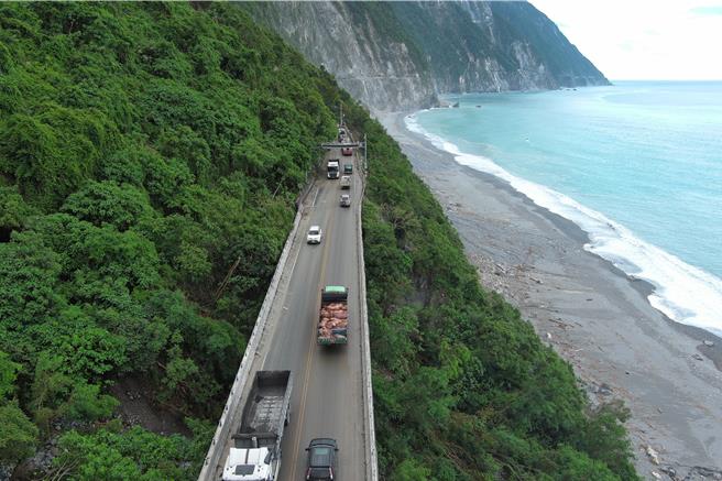 因地震、颱風侵襲，蘇花公路和仁到崇德段顯已搶通，但仍管制通行。公路局今宣布，16日起解除夜間封路，且假日全天不管制。（公路局提供／王志偉花蓮傳真）