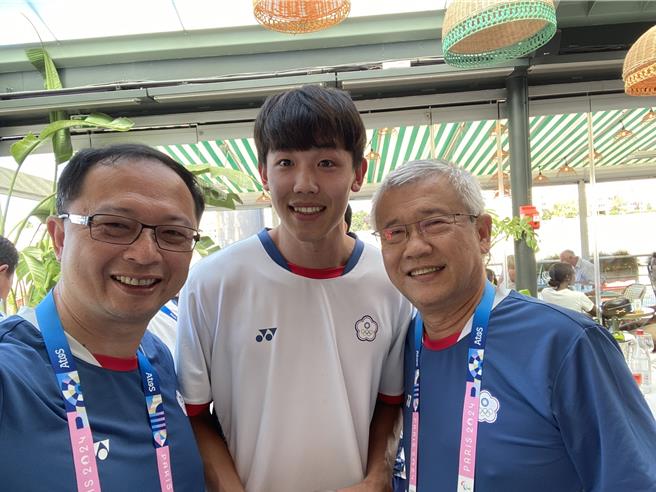 联新国际医院运动医学科中心主任林颂凯是巴黎奥运中华队队医，赛事期间不少选手为国争光，选择带伤上阵。如田径400公尺跨栏选手彭名扬，林颂凯说，他髌骨肌腱已经断了50％，依状况是不能比赛的，医师面对选手，只能保护他，告诉他要以身体为重，照顾好身体才能征战更多赛场。（林颂凯提供／廖姮玥桃园传真）