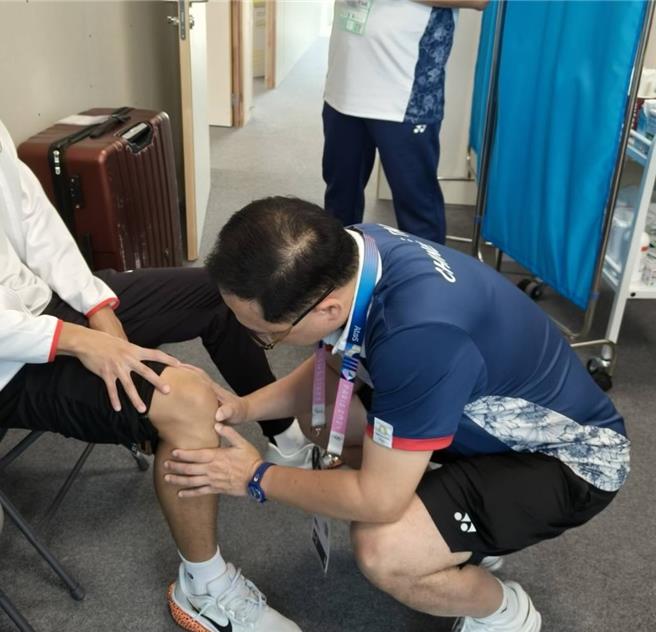 联新国际医院运动医学科中心主任林颂凯是巴黎奥运中华队队医，赛事期间不少选手为国争光，选择带伤上阵。如田径400公尺跨栏选手彭名扬，林颂凯说，他髌骨肌腱已经断了50％，依状况是不能比赛的，医师面对选手，只能保护他，告诉他要以身体为重，照顾好身体才能征战更多赛场。（林颂凯提供／廖姮玥桃园传真）