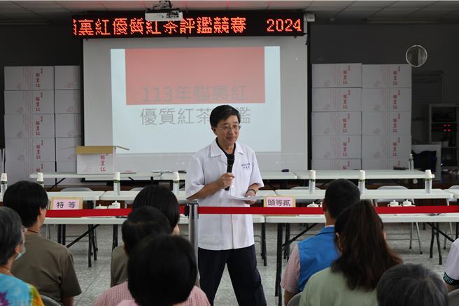 苗栗市农会主办的苗栗县「猫里红」优质红茶评鑑竞赛，由茶改场副场长邱垂丰率队担任评审，15日结果出炉。（谢明俊摄）