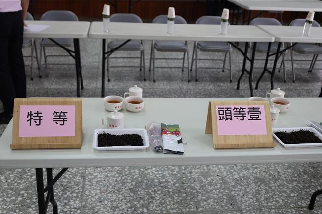 苗栗市农会主办的苗栗县「猫里红」优质红茶评鑑竞赛，15日结果出炉，特等奖由铜锣乡冠军茶农韩顺雄夺得，邱俊魁则以些微之差获得头等壹。（谢明俊摄）