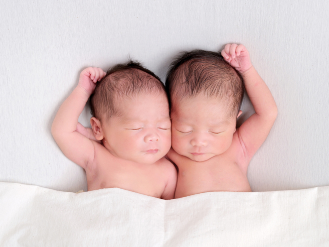 双胞胎宝宝姓「报」，爷爷帮取名，一个叫「报恩」、一个叫「报答」，户政人员听了讚翻。（图：shutterstock／达志）