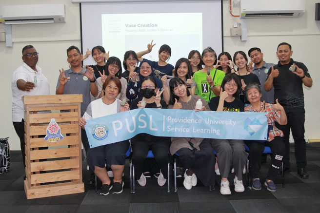 静宜海外志工服务团队与在地环境组织进行塑料改造工作坊。(照片/静宜大学提供)