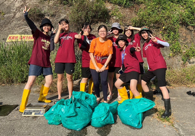 静宜志工服务团队进行净河服务、改造河中塑胶废弃物回收及文创商品制作等。(照片/静宜大学提供)