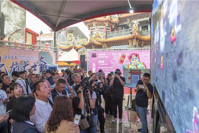 2024「嘉義好神」民雄大士爺祭結合科技互動，縣長翁章梁樂體驗。（嘉縣府提供／廖素慧嘉縣傳真）