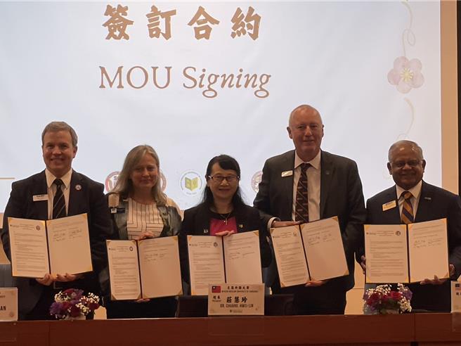 文藻外语大学15日与奥勒冈州的西奥勒冈大学、东奥勒冈大学、南奥勒冈大学及奥勒冈理工大学等4所大专院校签署姊妹校MOU。（洪浩轩摄）