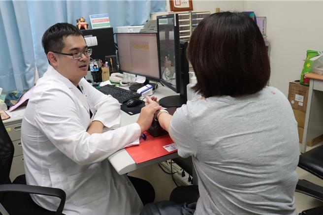 彰化医院中医师黄锋荣（左）强调，糖尿病患者还是可以吃冰，透过冰品与配料的筛选，可以减少血糖波动。（彰化医院提供／叶静美彰化传真）