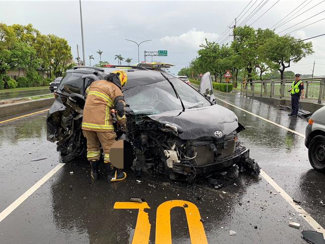 來自嘉義的蔣男，15日下午開車帶著妻子和兒女到台南新營，途經台1線台南後壁段，不慎自撞車道外側的橋墩，其右側車身幾乎撞凹，零件碎了一地。（讀者提供／張毓翎台南傳真）