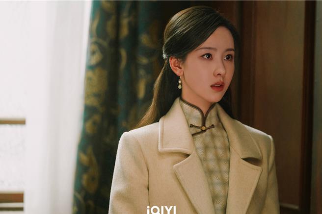 陳都靈飾演張海沫與男主顧易中假扮夫妻深入敵營。（iQIYI國際站提供）