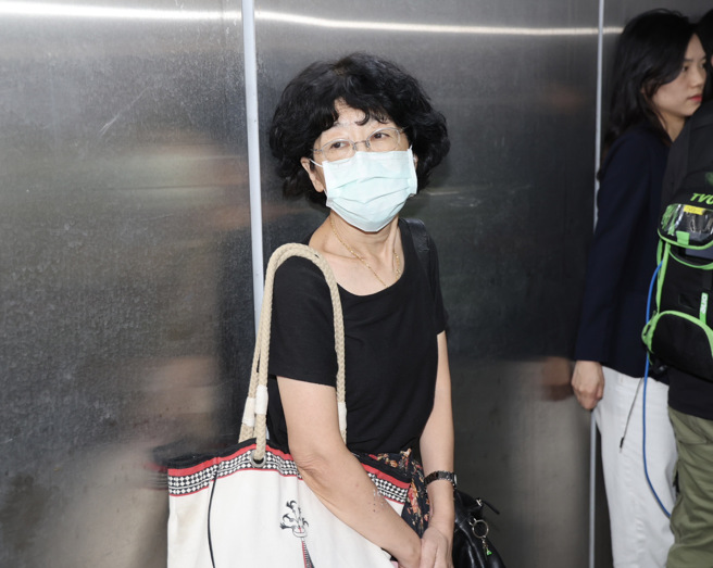 民眾黨主席柯文哲的夫人陳佩琪15日早上從後門匆匆離開家門，對於政治獻金案疑雲及「小草咖啡廳」等相關事情不願回應。（姚志平攝）